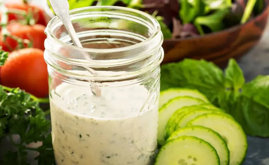 Sos ranch - przepis na idealny dressing, dip i marynatę