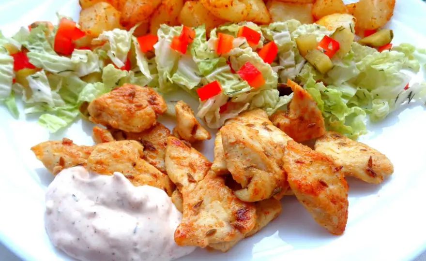 Shoarma z kurczaka w domu - przepis na soczyste mięso!