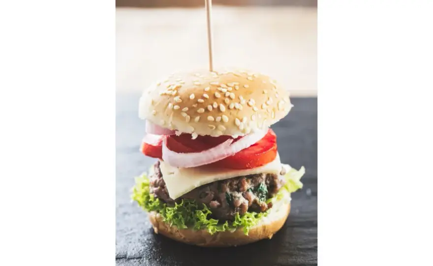 Ile kalorii ma hamburger? Zaskakujące różnice w kaloryczności