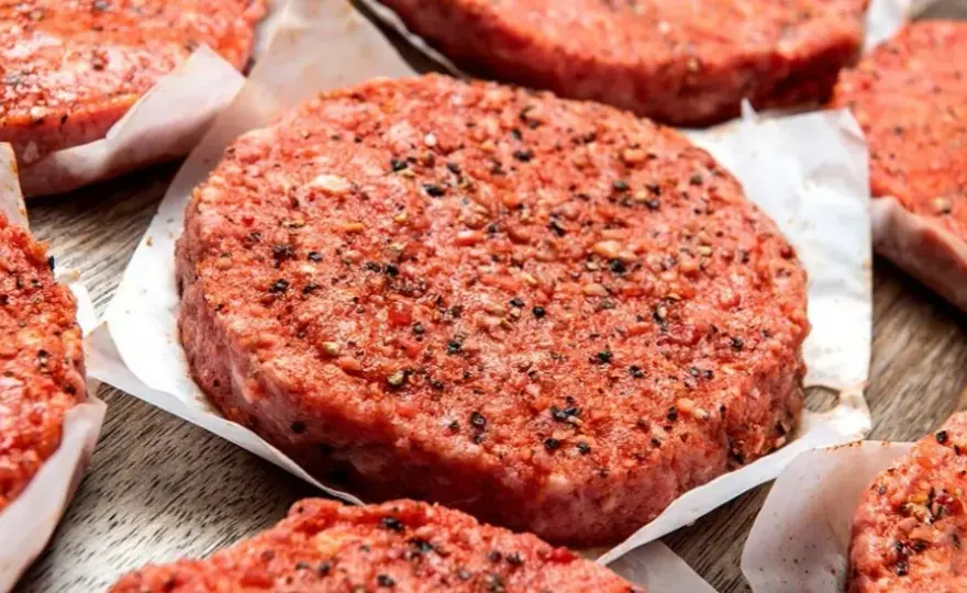 Co dodać do mięsa na burgery, aby zachwycić smakiem i soczystością
