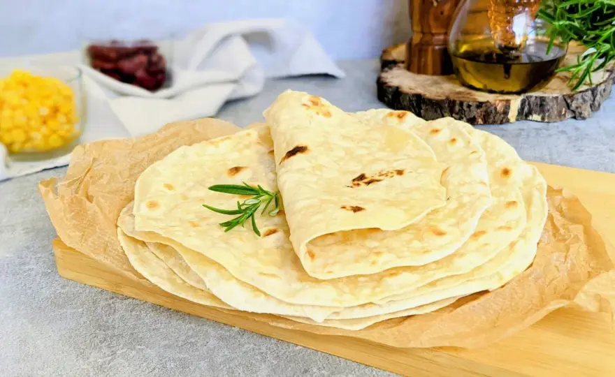 Domowa tortilla - przepis na miękkie placki, które nie pękają!