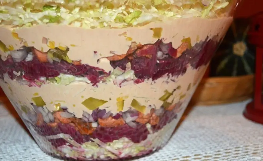 Sałatka gyros warstwowa - przepis, który zawsze wychodzi!