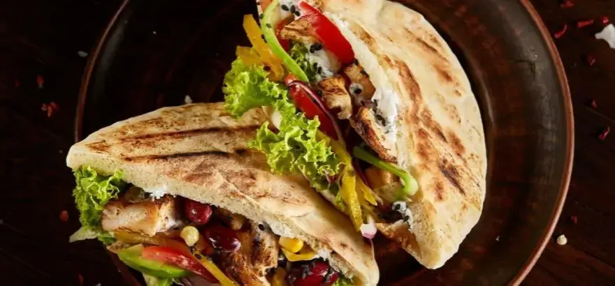 Ile kalorii ma mały kebab? Sprawdź, co wpływa na jego kcal