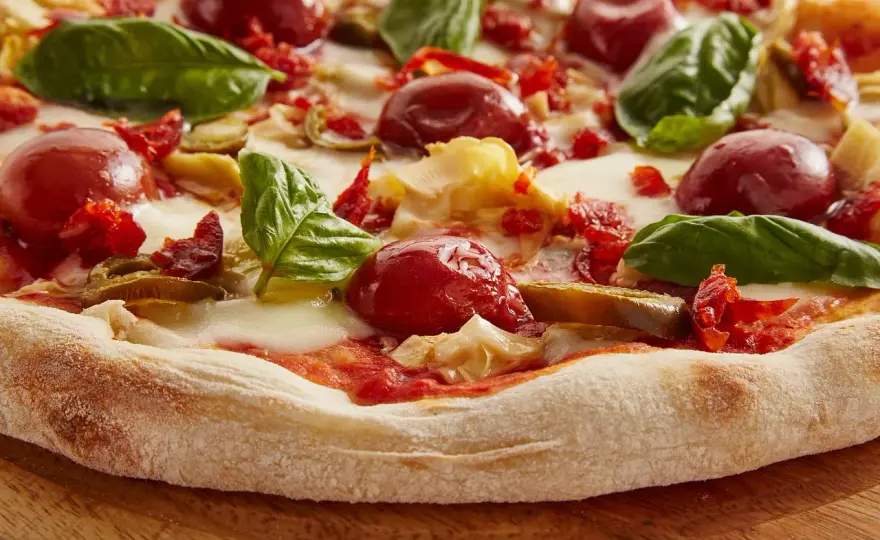 Ile kalorii ma pizza? Odkryj, co wpływa na jej kaloryczność