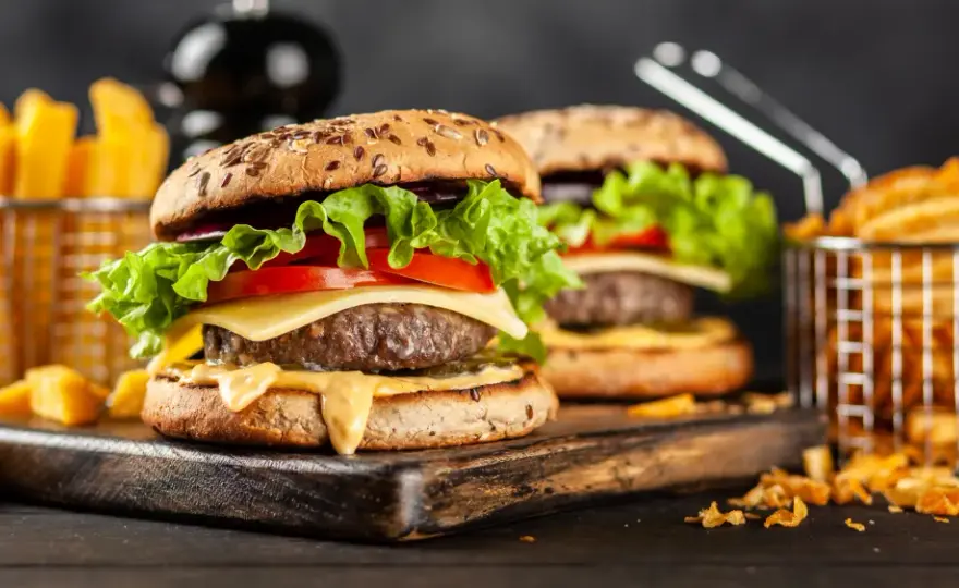 Jak przyprawić mięso na hamburgery, by uzyskać idealny smak