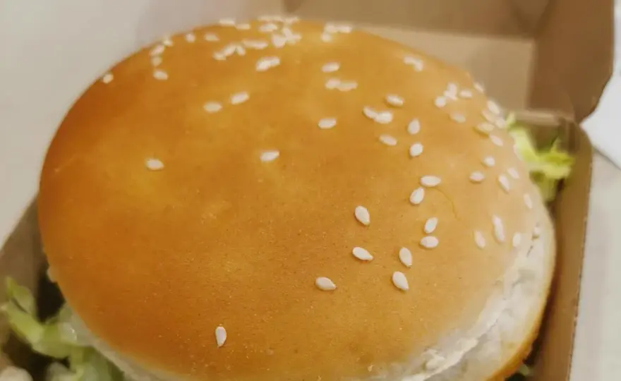 Ile kosztuje hamburger w Mc? Zaskakujące ceny w różnych miastach