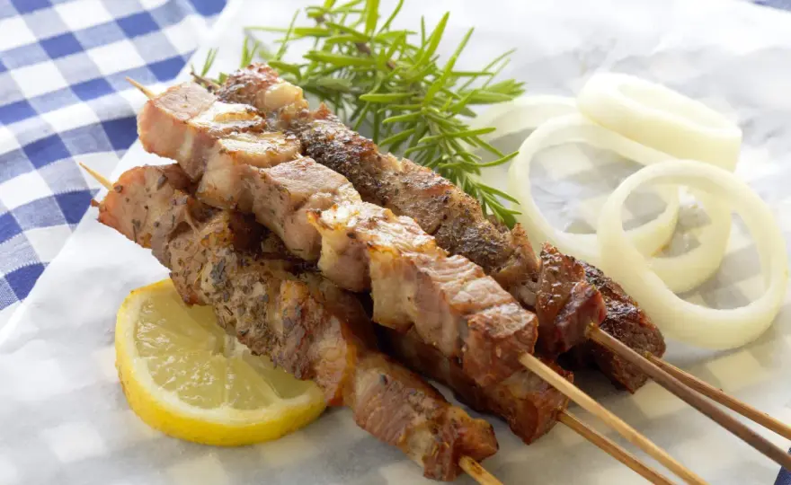 Greckie szaszłyki z grilla - Jak zrobić idealne souvlaki?