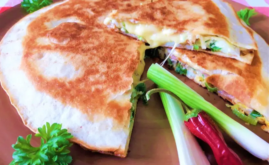 Tortilla z jajkiem, serem i szynką - Idealna w 15 minut!