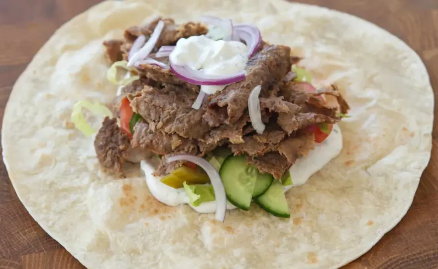 Mały kebab w tortilli - Ile ma kalorii i jak wybrać lżejszą wersję?