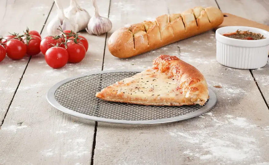 Jak rozciągnąć ciasto na pizzę: sekrety idealnej tekstury i grubości
