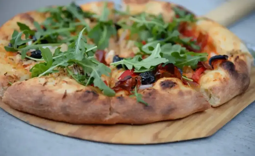 Pizza na blasze ze świeżych drożdży - Przepis idealny!