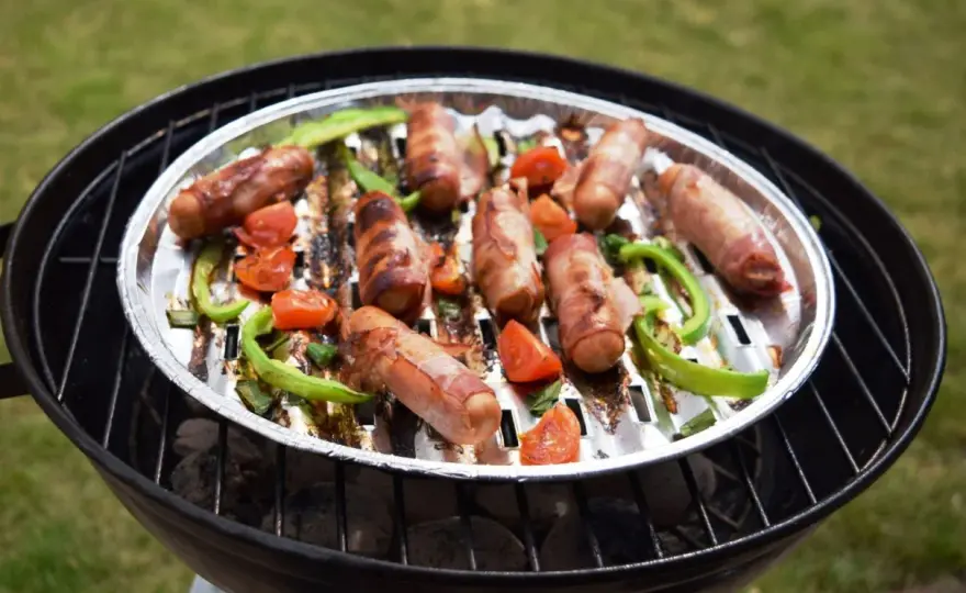 Kiełbasa na grilla - Jak wybrać, by nie pękała i smakowała?