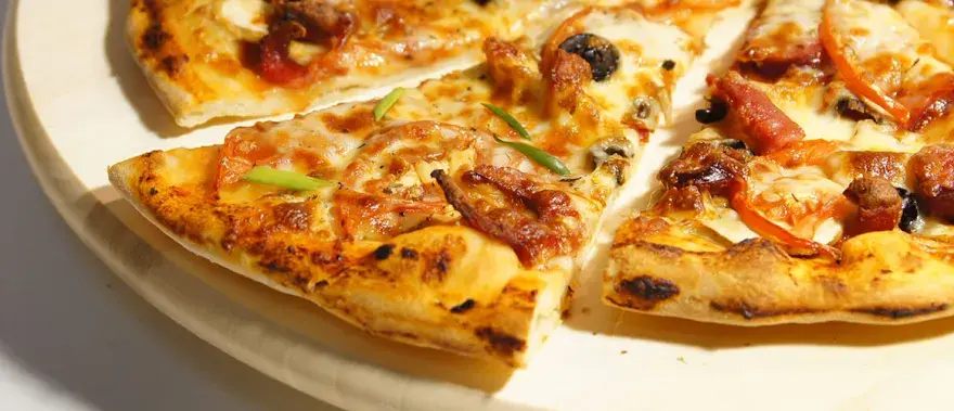 Ile kalorii ma mała pizza? Zaskakujące różnice w kaloryczności