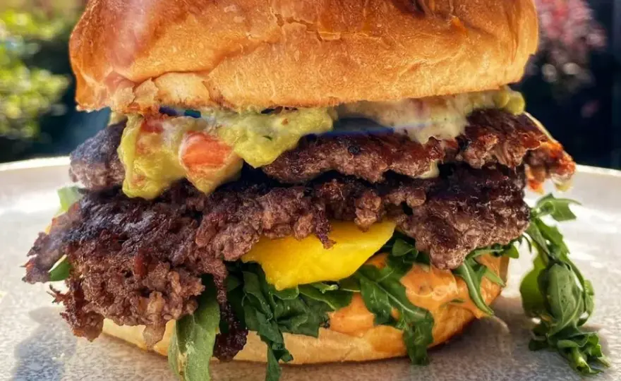 Ile waży burger wołowy? Odkryj różnice między markami i typami