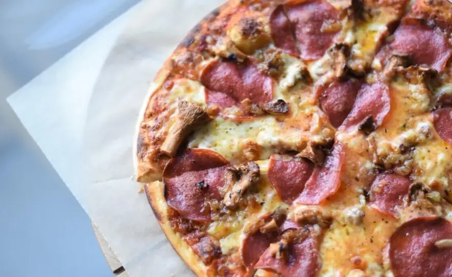 Jaką szynkę do pizzy wybrać, aby uniknąć przeciętnego smaku?