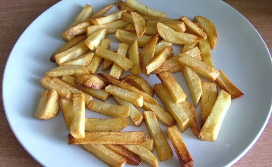 Ile kcal mają frytki z piekarnika? Zaskakujące różnice w kaloriach