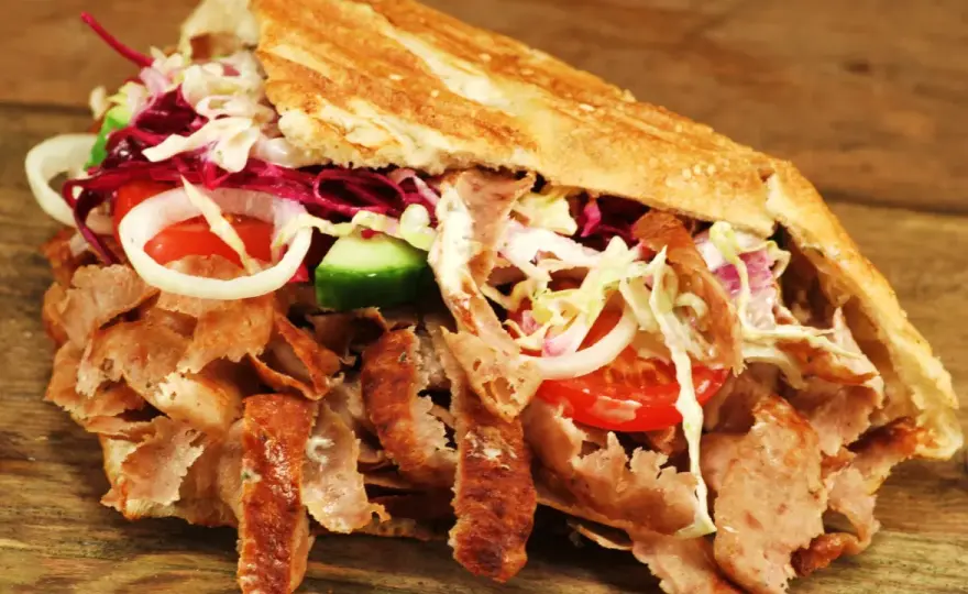 Czy kebab tuczy? Sprawdź kalorie i zdrowe alternatywy dla diety