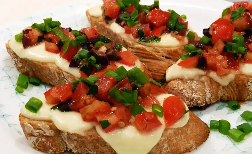 Bruschetta z pomidorami i mozzarellą - Przepis idealny!