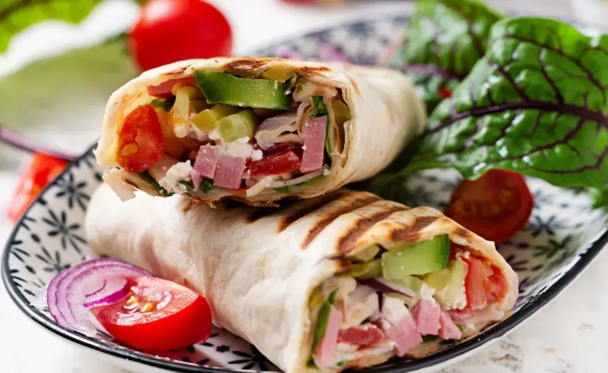 Ciepła tortilla z szynką i serem - idealna w 10 minut!