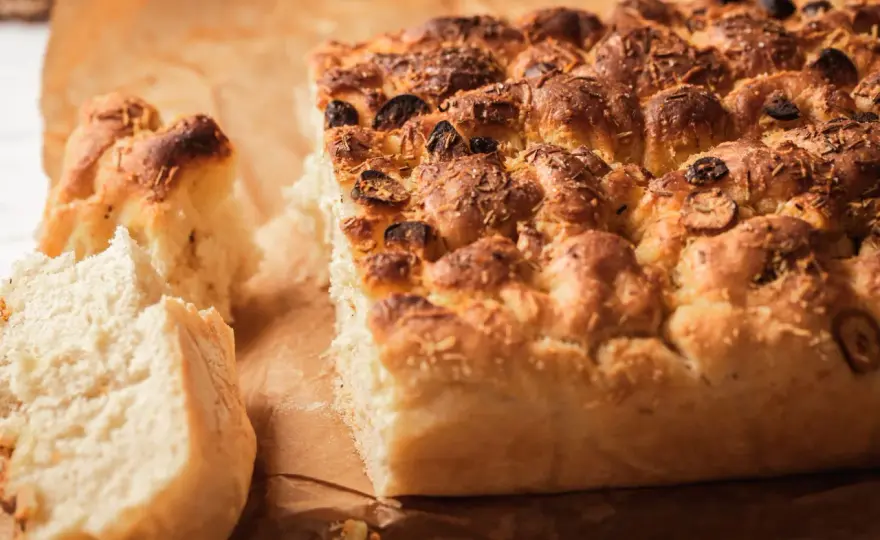 Focaccia idealna - przepis na miękki środek i chrupiący spód