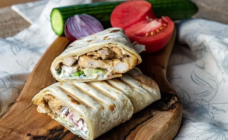Domowy kebab w tortilli - soczysty i bez bałaganu? Sprawdź!