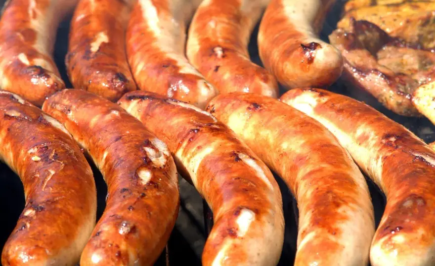 Kiełbasa z grilla - ile ma kalorii? Licz rozsądnie!