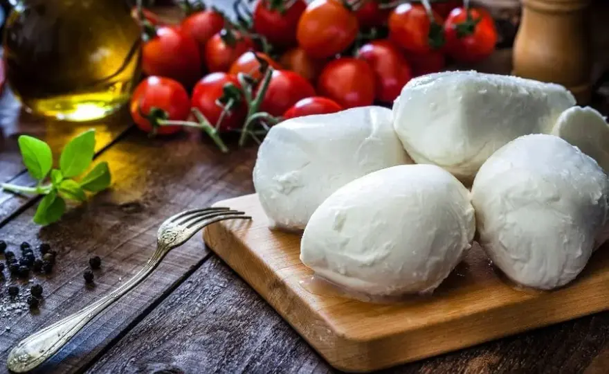 Jakie sery do pizzy wybrać, aby zachwycić smakiem?