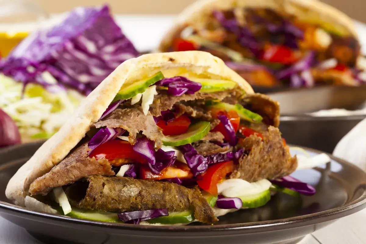 Ile jest kebabów w Polsce? Zaskakująca liczba miejsc z kebabami
