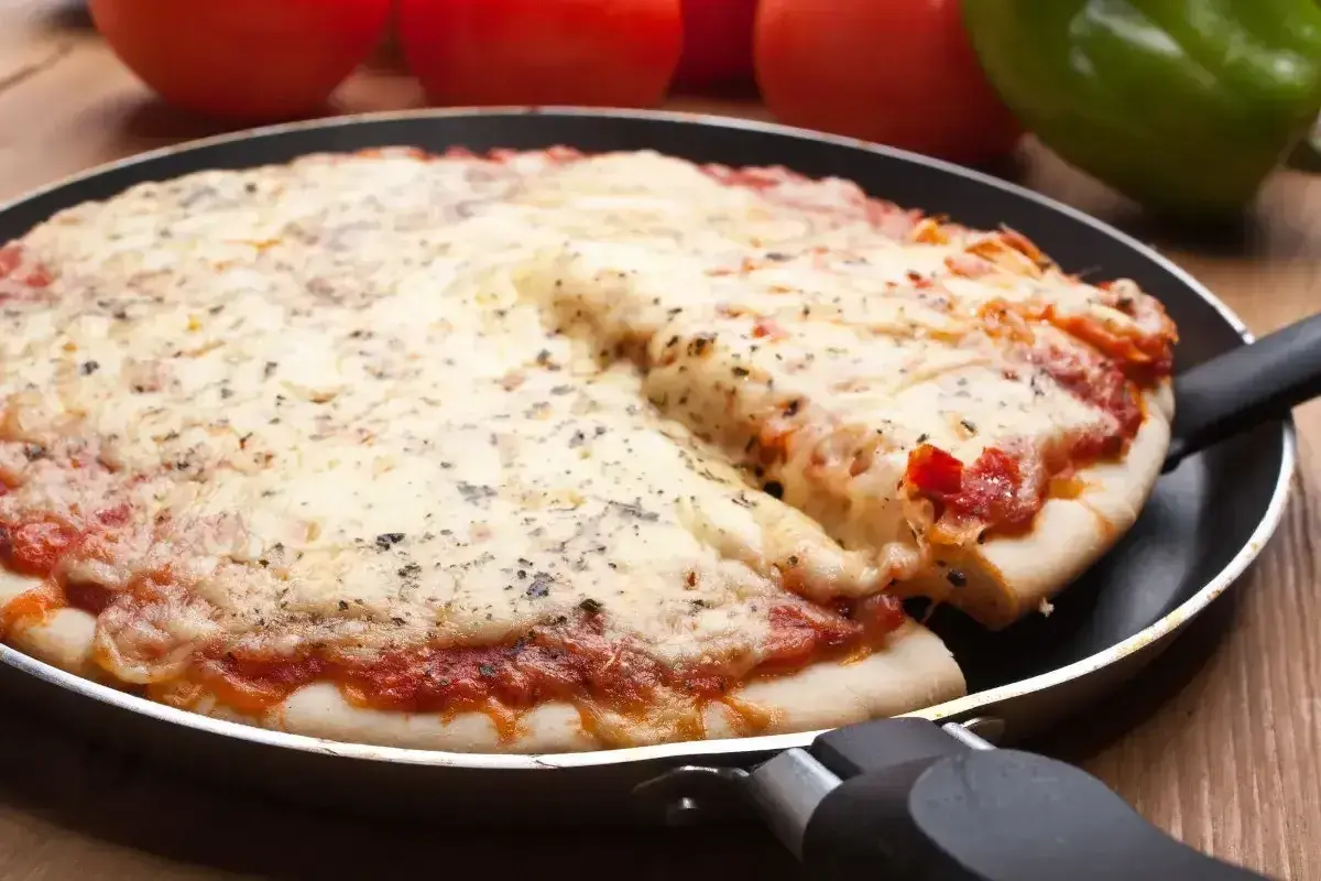 Gorąca, rozpływająca się w ustach pizza mrożona prosto z patelni. Ser ciągnie się apetycznie, a zioła dodają aromatu.