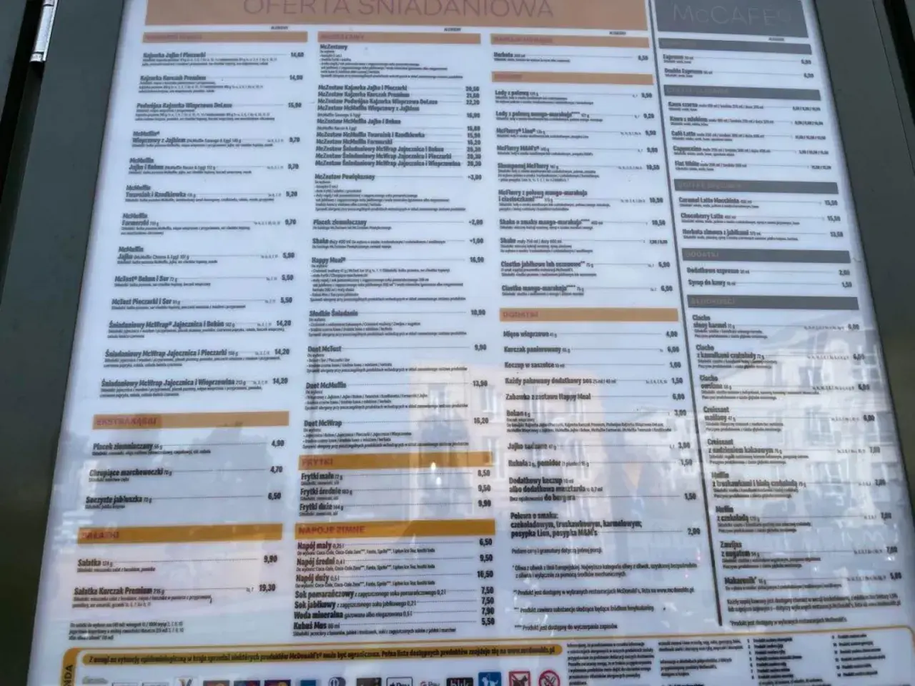 Menu McDonald's z cenami, widoczne małe frytki.