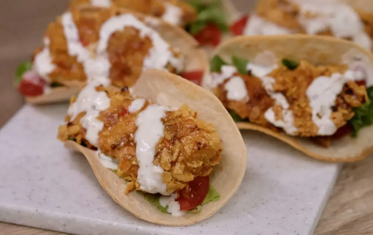 Pyszne tacos z kurczakiem w chrupiącej panierce, polane kremowym sosem. Idealne na szybki lunch!