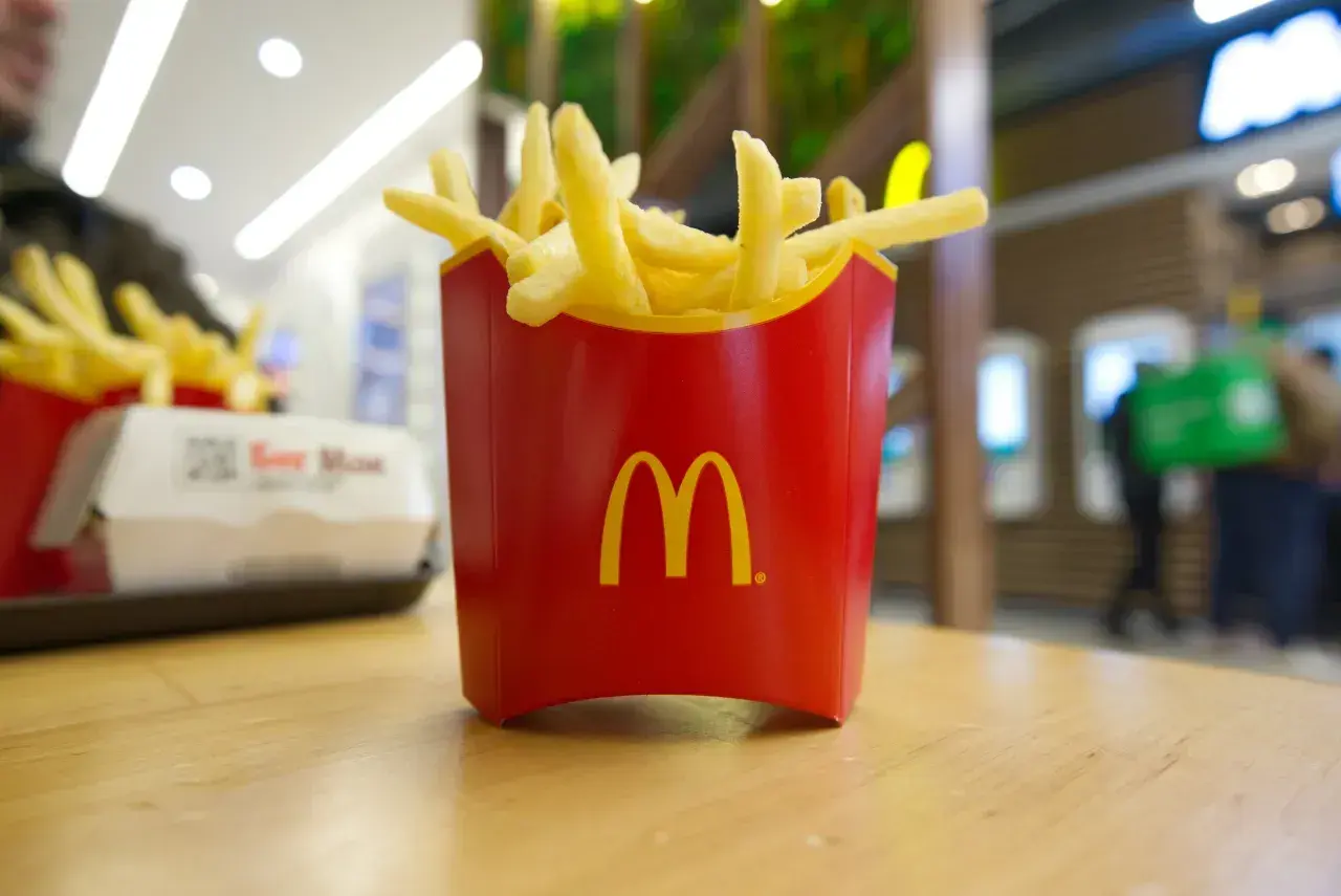 Złociste frytki z McDonald's w czerwonym opakowaniu, jakby czekały na kupony McDonald's 2026.