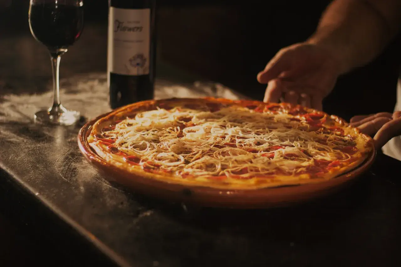 Jakie wino do pizzy? Odkryj idealne parowanie smaków dla siebie