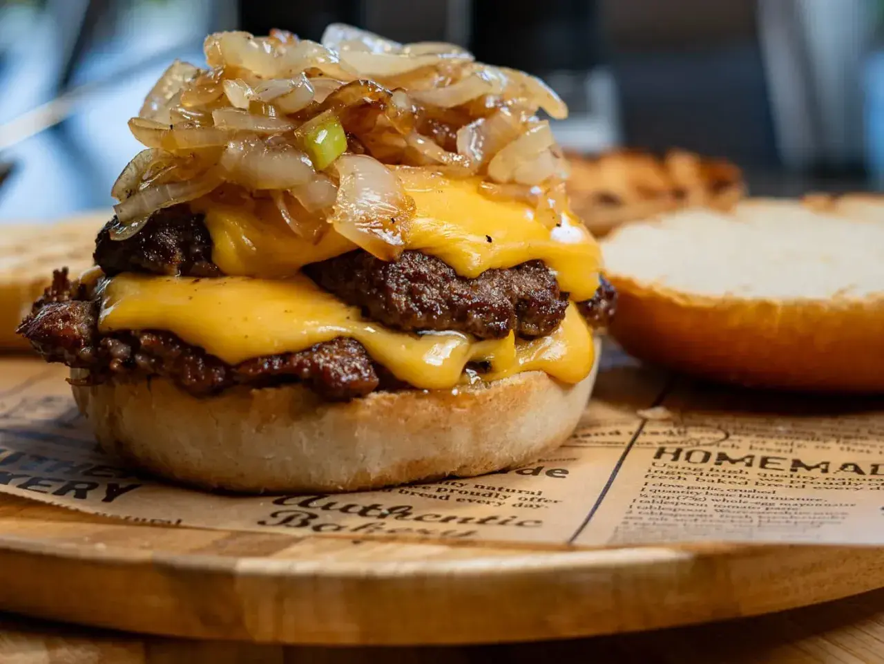 Podwójny smash burger z topionym serem cheddar i karmelizowaną cebulką. Tak wygląda pyszny smash burger co to jest!