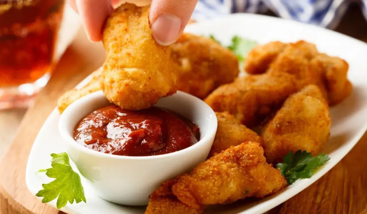Chrupiące, złociste domowe nuggetsy jak z McDonalda, maczane w sosie. Idealne na przekąskę!