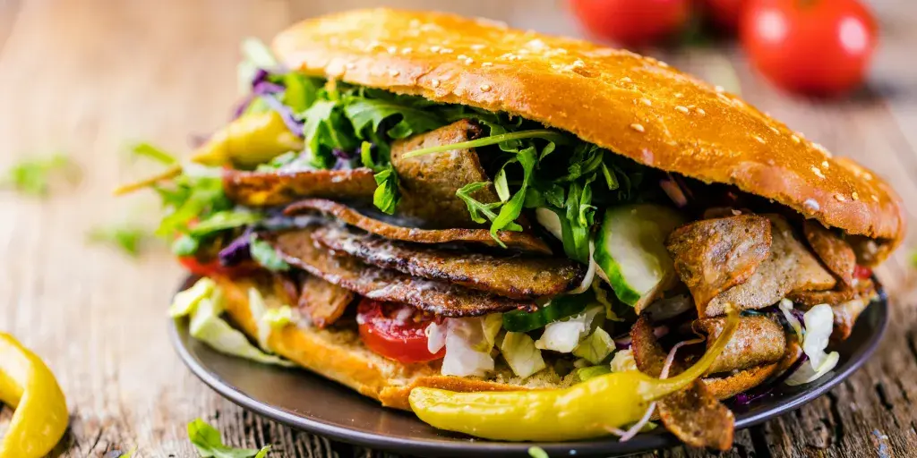 Ile kcal ma kebab w picie? Zaskakujące fakty o kaloriach