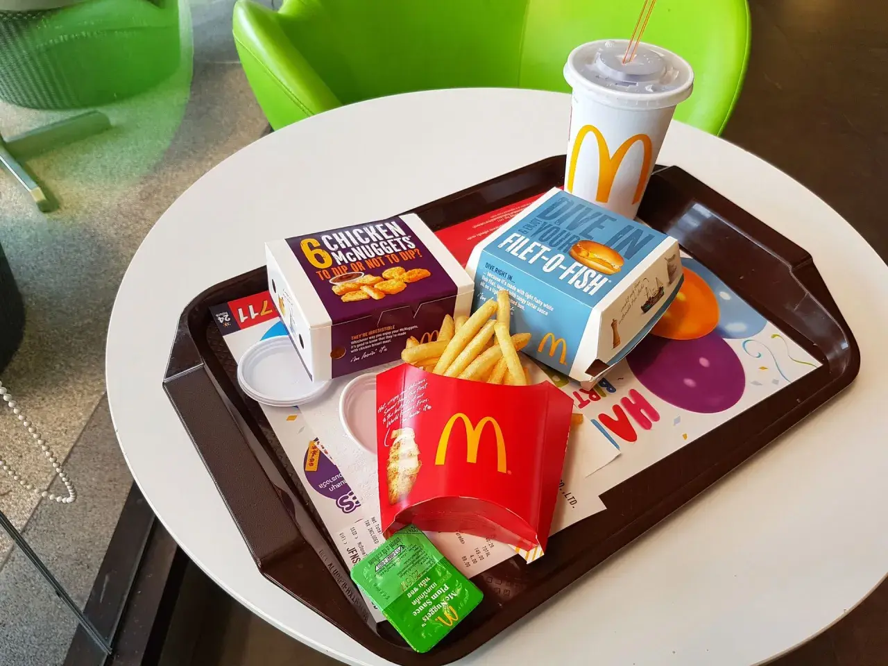 Taca z jedzeniem McDonald's: frytki, McNuggets, Filet-O-Fish, napój i sos.