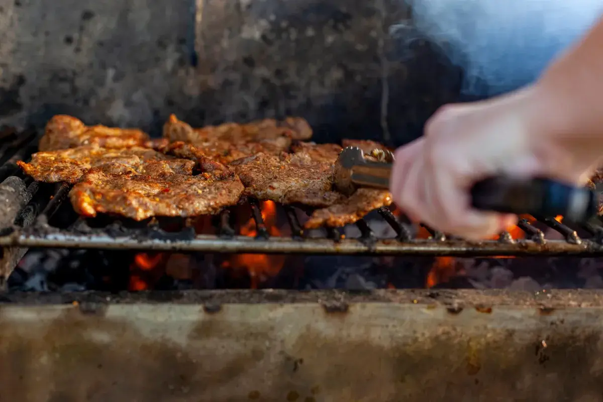 Jak długo piec karkówkę na grillu, aby uniknąć suchego mięsa?
