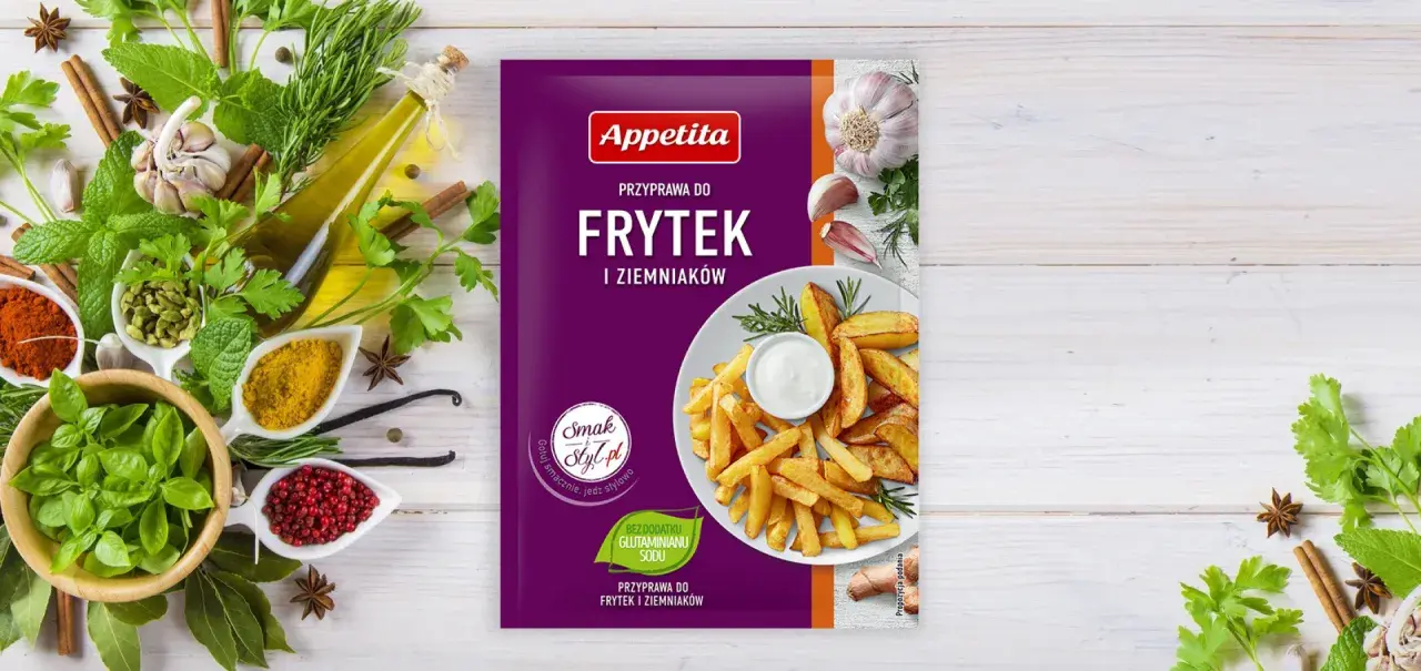 Opakowanie przyprawy do frytek i ziemniaków Appetita z frytkami i dipem na talerzu, otoczone ziołami i przyprawami.