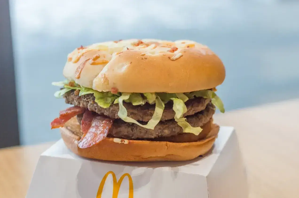 Podwójny burger z bekonem i jalapeno, z chrupiącą sałatą, na bułce z serem. Zastanawiasz się nad jego kcal?