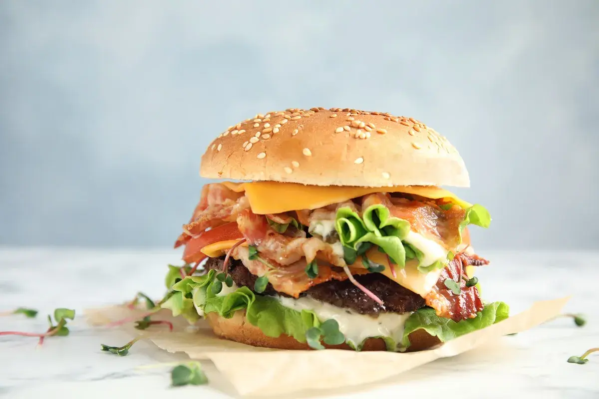 Ile kcal ma burger z kurczakiem? Zaskakujące różnice w kaloriach