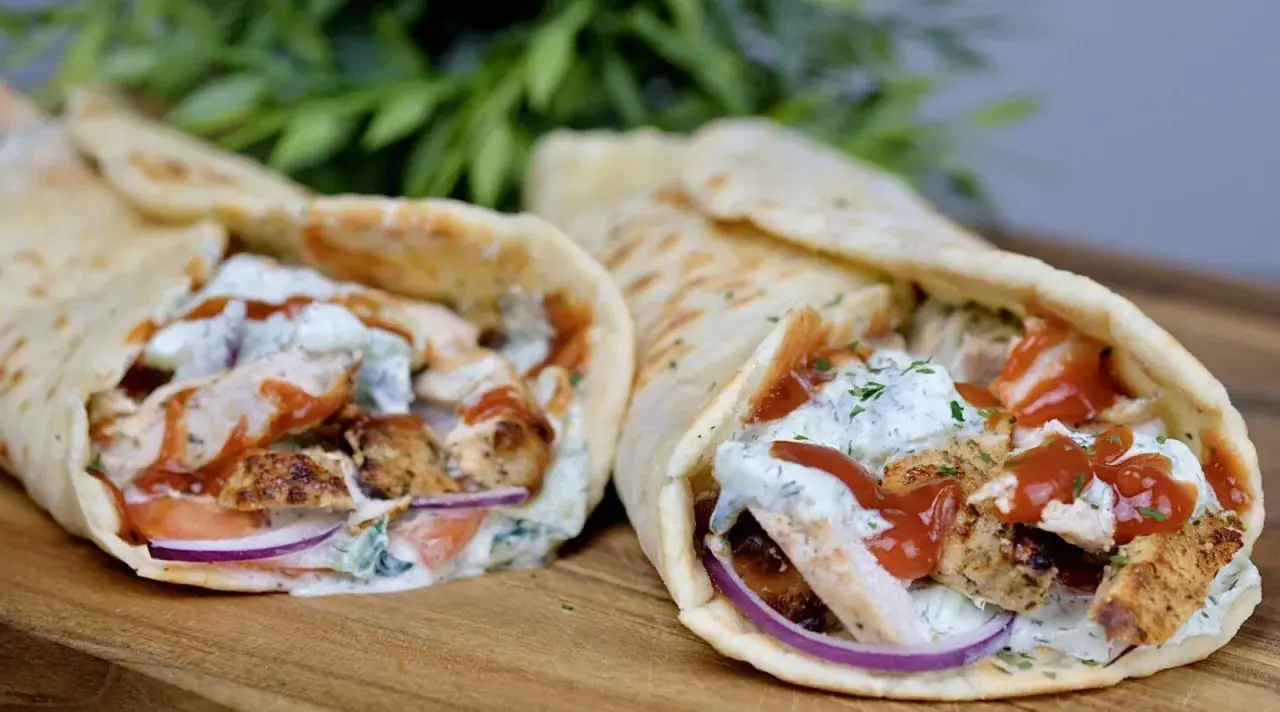 Dwa pyszne gyrosy z kurczakiem, warzywami i sosem. Idealne gyros składniki w tortilli.