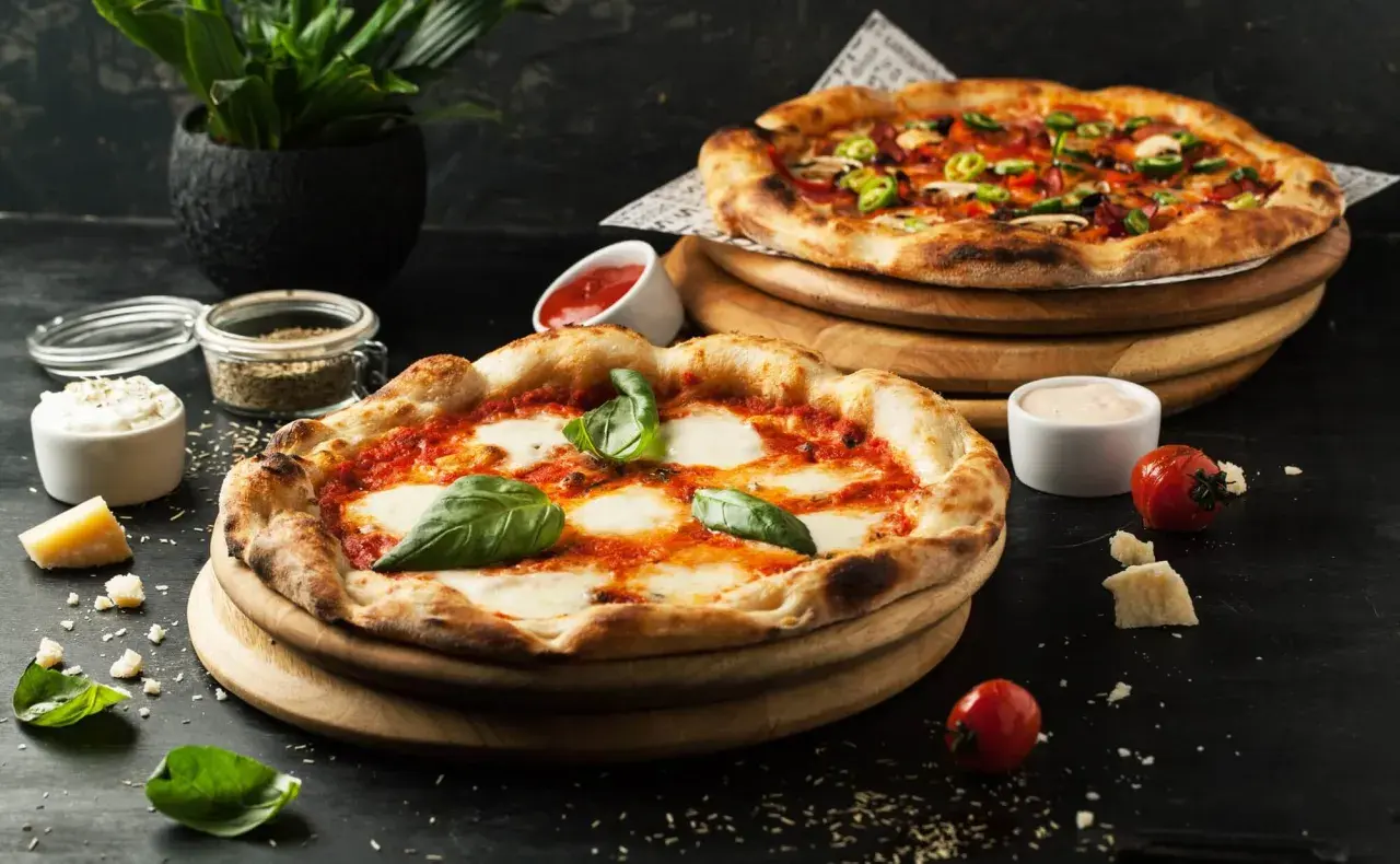 Dwie pyszne pizze, jedna margherita, druga z dodatkami, gotowe na dzień pizzy 2026.