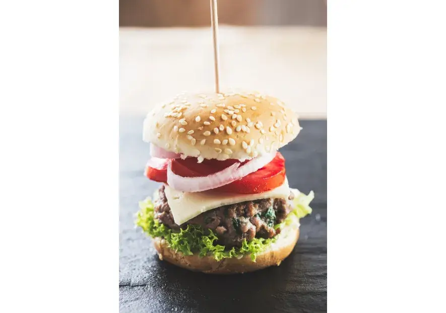 Ile kalorii ma hamburger? Zaskakujące różnice w kaloryczności