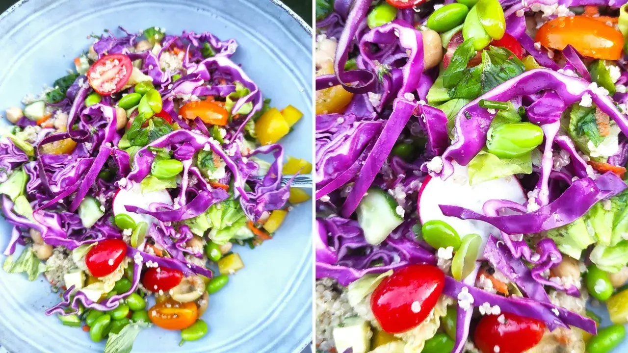 Kolorowa surówka z czerwonej kapusty, edamame, pomidorkami i ogórkiem. Wygląda jak surówka z czerwonej kapusty jak w restauracji, pyszna i zdrowa.