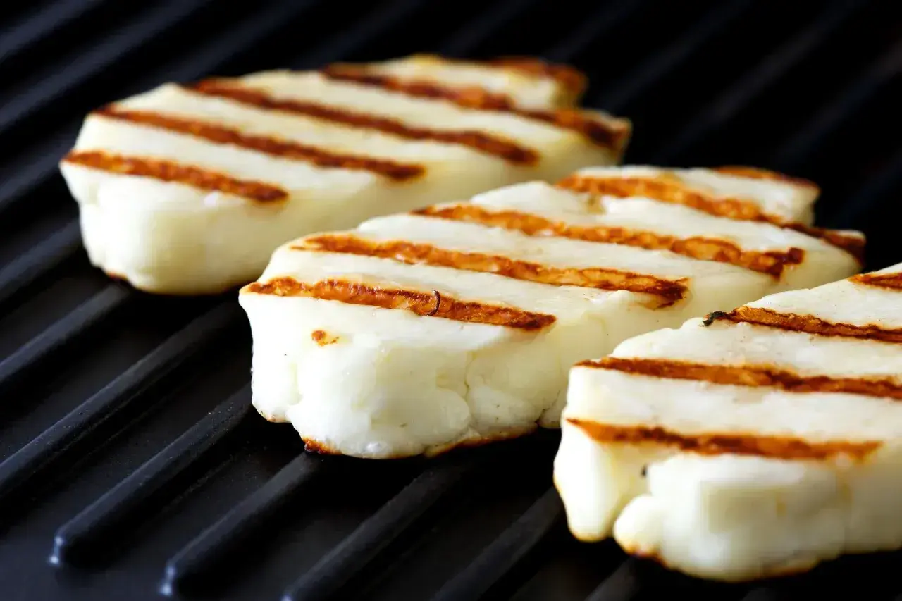 Pyszne halloumi z grilla, z apetycznymi paskami, gotowe do podania.