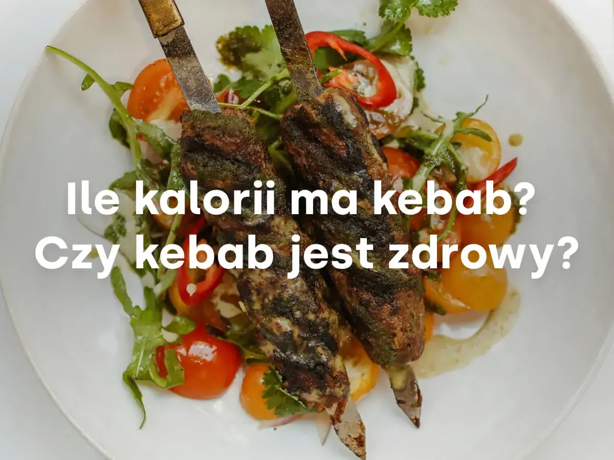 Dwa szaszłyki z mięsem i warzywami na talerzu.