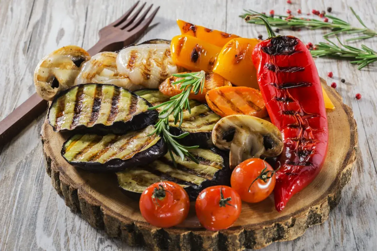 Grillowane warzywa: bakłażan, papryka, pieczarki, pomidorki i cebula. Idealne dodatki do grilla, pachnące ziołami.