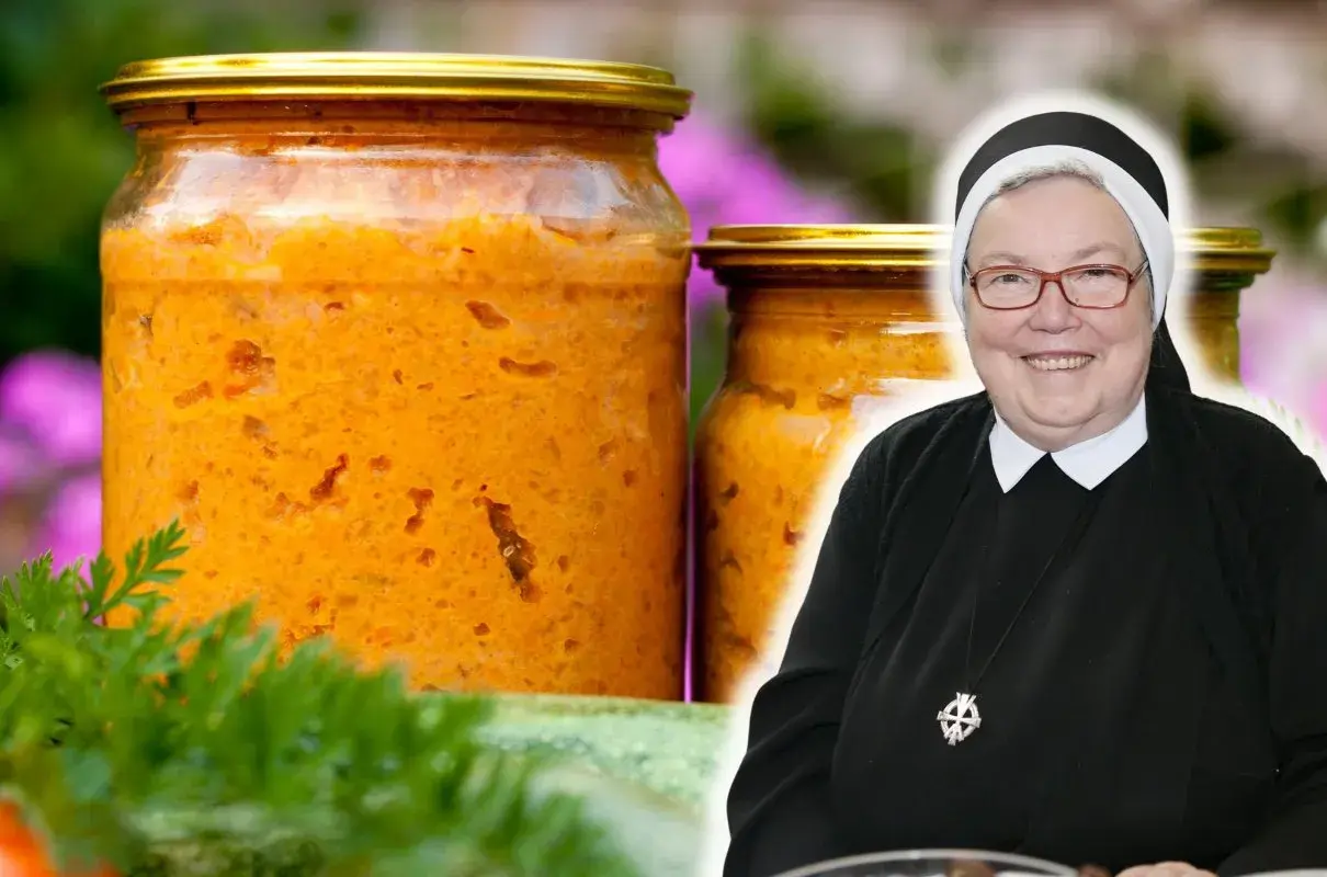 Słoiki z domowym, pomarańczowym **keczupem z cukinii siostry Anastazji**. Uśmiechnięta zakonnica w tle.