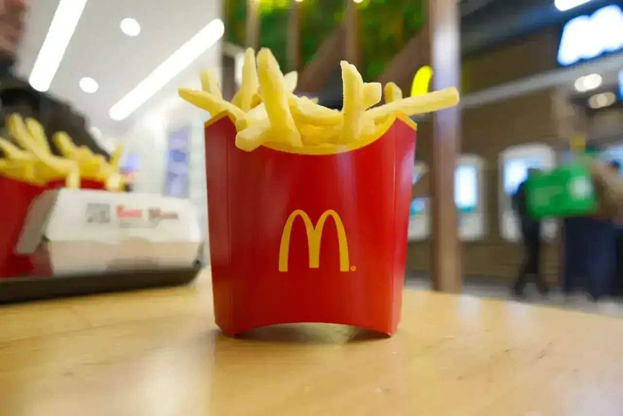 Złociste frytki McDonald's w czerwonym opakowaniu. Zastanawiasz się nad ich frytki mcdonald kcal?